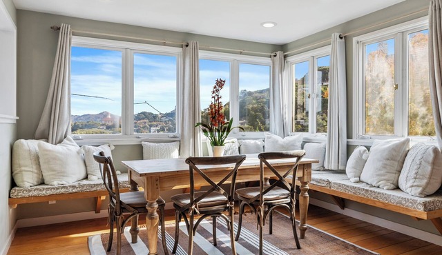 lovely Home with Jacuzzi, Fireplace & Harbor View