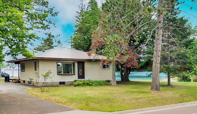 Lovely home with Mercer Lake view, patio, full kitchen, on trail 17