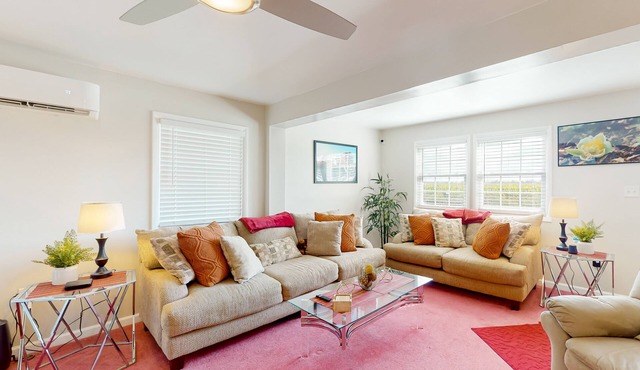 Lovely home with patio, full kitchen, & washer/dryer