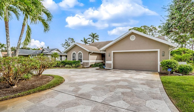 Lovely home with pool, golf nearby, lanai, central AC, & washer/dryer