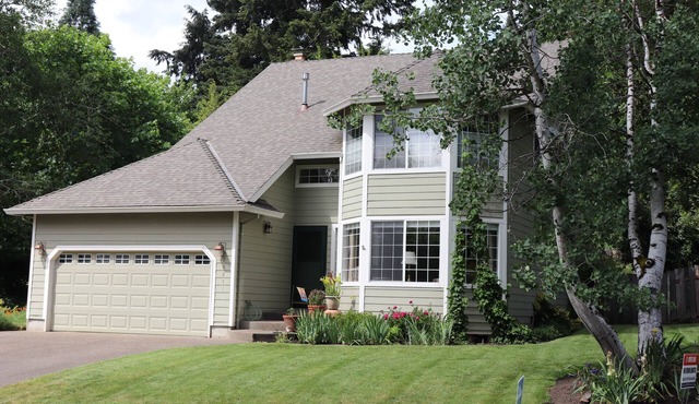 Lovely home with private backyard near Portland & wine country in Wilsonville.