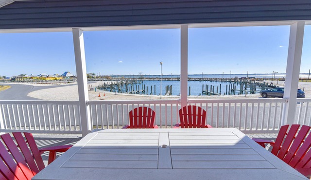 Lovely home, wraparound porch, waterfront, pools, beach, pet friendly!