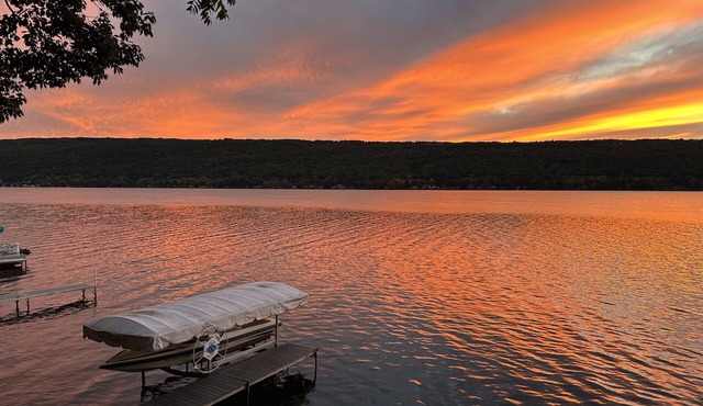 Lovely Honeoye Lake home w/gorgeous sunsets! Family Friendly-Deck, dock, kayaks!