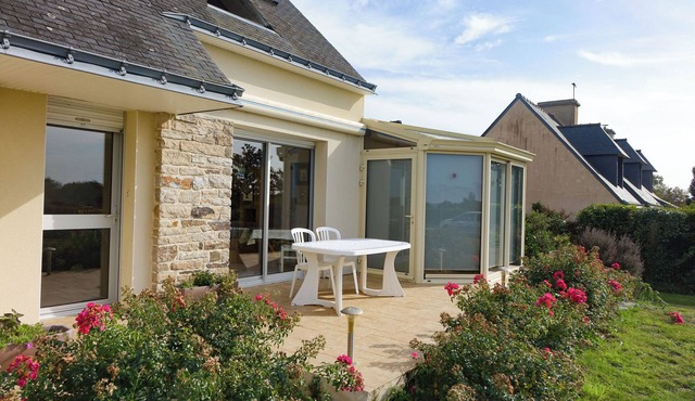 Lovely house, beautiful sea view, quiet location. The beach and c