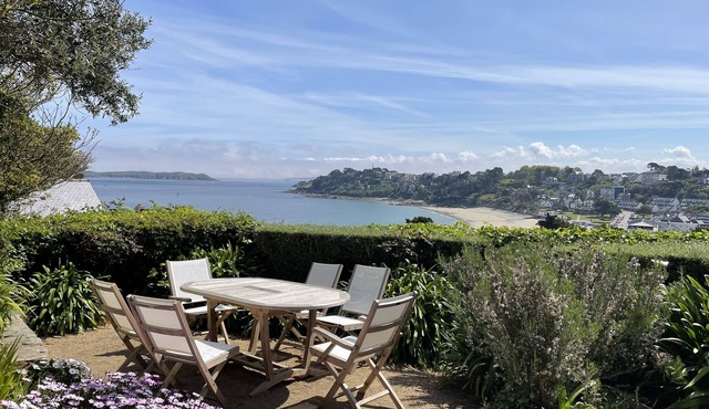 Lovely house close to beach with stunning sea views