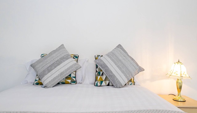 Lovely house close to restaurants and shops. 7 minutes from Manchester Airport.