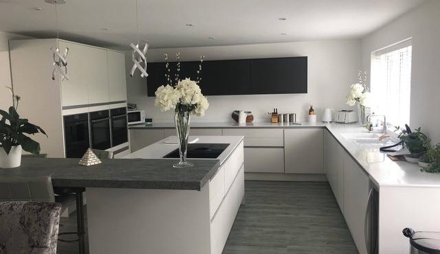 Lovely house in great location sleeps 6. ten mins walk to Cowbridge high street