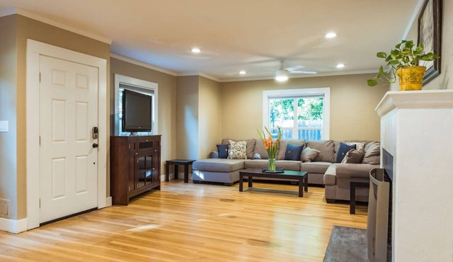 Lovely House near Downtown, Your Home away from Home!