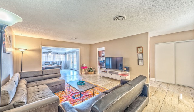 Lovely house - near the strip!