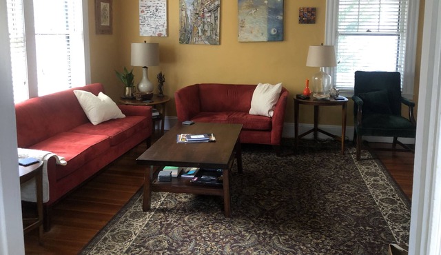 Lovely house on quiet cul-de-sac - quiet oasis near city center