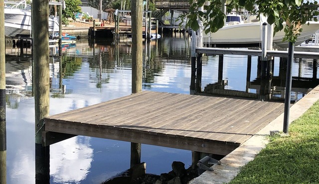 Lovely House on the canal with private dock, large fenced yard & pet friendly