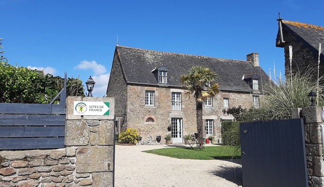 Lovely house, sleeps 6, shared heated pool