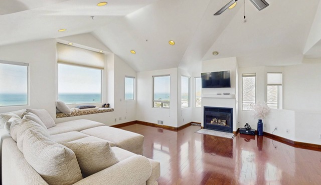 Lovely House w/Beautiful Ocean Views, Grill & Jetted Tub - Walk to Beach & Town