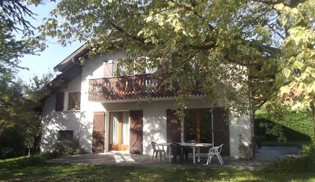 Lovely house with big garden, nicely located.