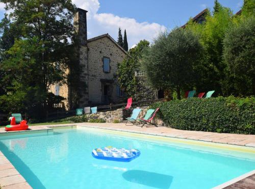 Lovely house with grass garden, shared swimmingpool, next to the river Ardèche