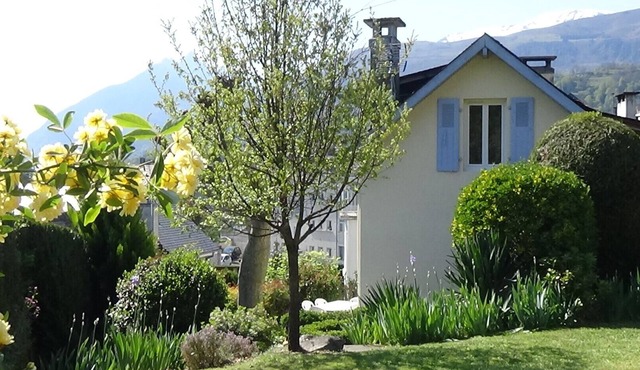 Lovely house with beautiful garden, close to town center. No Linky + filter.