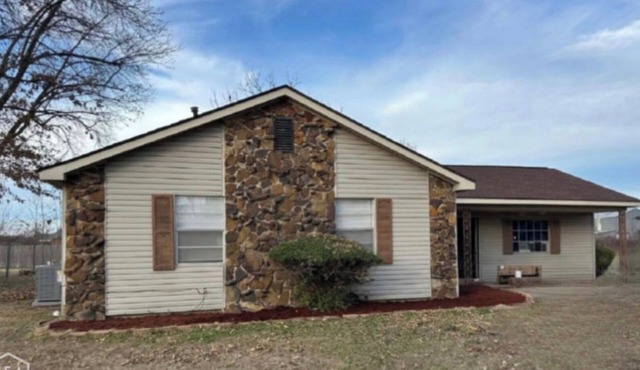 Lovely house with cool AC in charming Blytheville