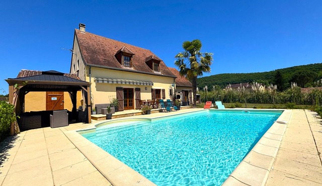 Lovely house with private pool and fenced garden in the heart of Black Périgord