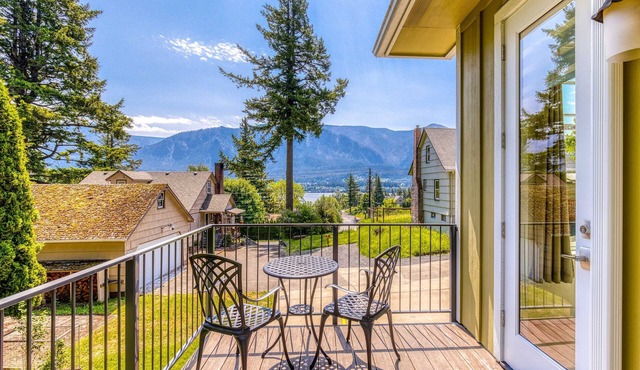Lovely house with river & mountain views, deck, grill, washer&dryer & wood stove