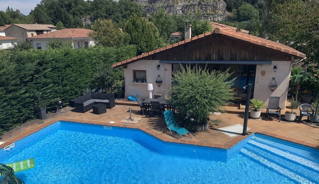 Lovely individual chalet with swimming pool and water slide