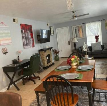 Lovely indoor FPL w/BBQ/FIREPIT near FSU & FAMU