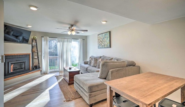 Lovely Iowa City Townhome about 3 Mi to Dtwn!