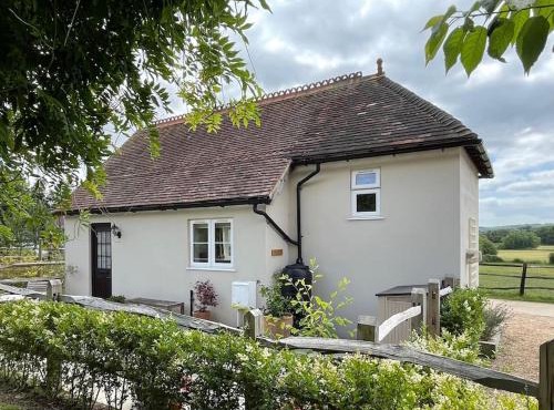 Lovely Kent cottage with rural Medway views
