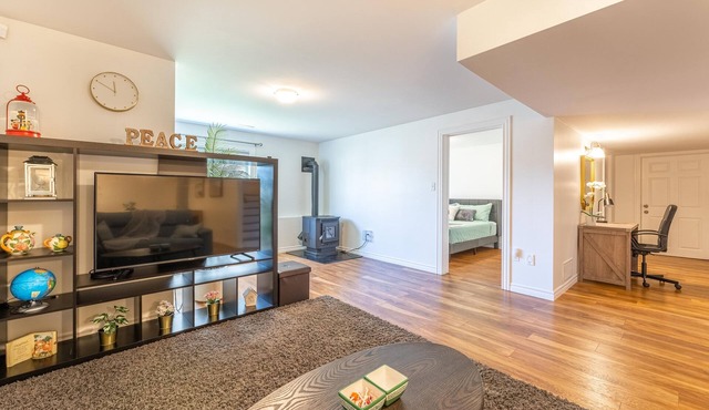 Lovely King Basement Suite & Small Cinema & Fireplace