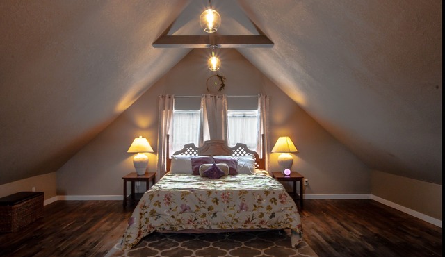 Lovely King Bed Loft near Downtown; Free Parking