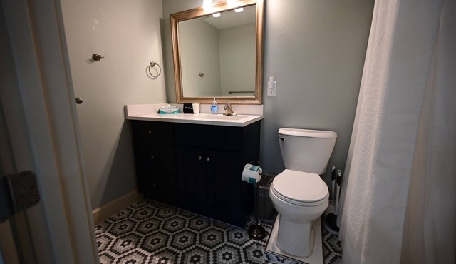 Lovely king room in 8 unit Inn in tranquil Sanibel with bikes, beach gear.