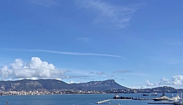 Lovely, large 2-room through-hall apartment with incredible 180° view of the harbour.