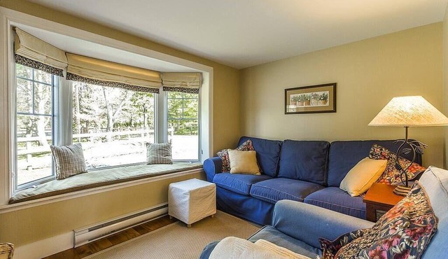 Lovely Lac-Brome 3 Bedroom Lakefront Cottage