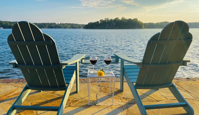 Lovely Lake Balboa house with a front-row-seat for the lake!
