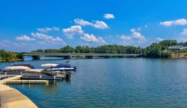 Lovely Lake Condo with BOAT SLIP and Pool