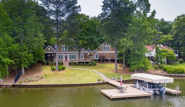Lovely Lake Escape on Lake Oconee with game room, hot tub and fire pit