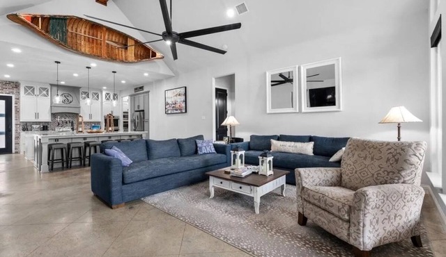 Lovely lake front home sleeps 16 on Cedar Creek Lake in charming Mabank TX