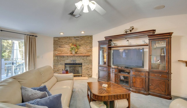 Lovely Lake Hartwell Retreat with Dock & Grill!