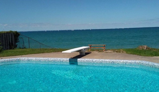 Lovely Lake House, California Chic, HEATED POOL, lakefront, EV charging.