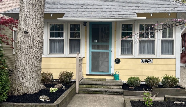 Lovely Lakeside Cottage! Sleep 11, easy parking, linens included! Book 2026 Now!