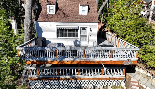 Lovely Lake View CLEAN 4 BR Cabin w/Large Kitchen & Deck.
