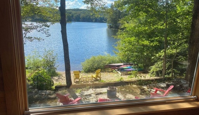Lovely lakefront cottage, filled with light