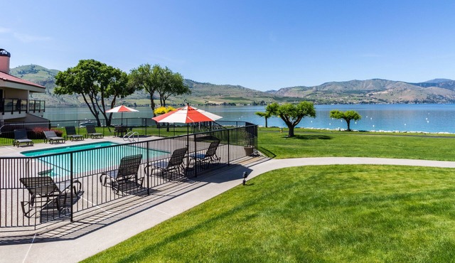 Lovely Lakefront Condo with Shared Pool, Hot Tub, Dock, & Tennis Courts