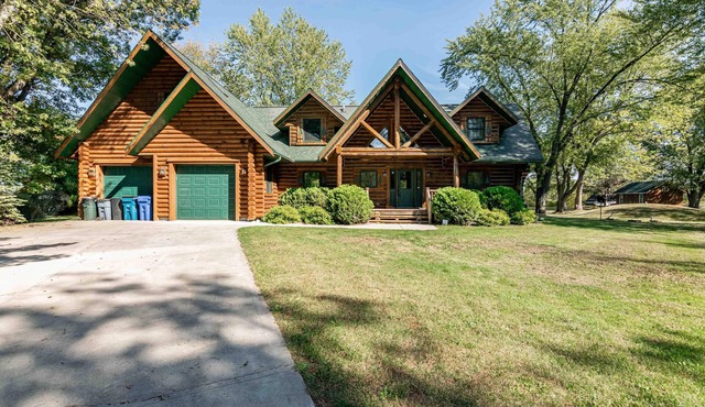 LOVELY LAKEFRONT HOME ON THE SHORES OF CASTLE ROCK LAKE WITH PRIVATE PIER