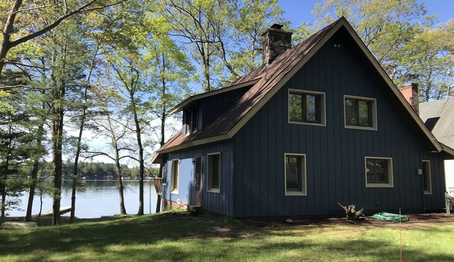Lovely lakefront log cabin on Eight Point Lake. Relax or have fun in the lake!