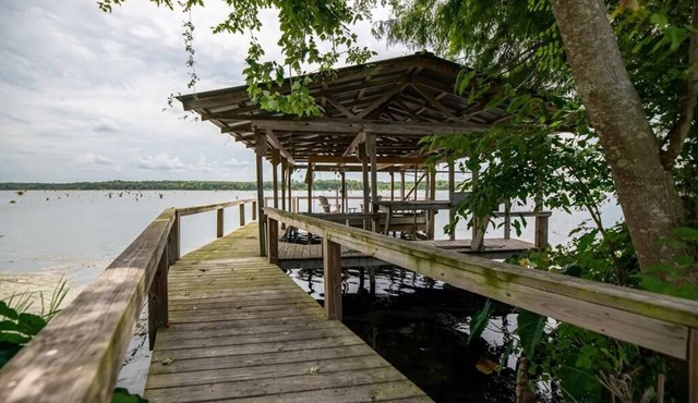 Lovely Lakefront Cabin located on Lake Seminole