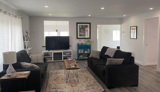 Lovely Lakehouse in Port Stanley. Enjoy lake views and 10min walk to the beach!