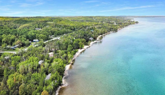 Lovely Lakehouse by Grand Traverse Bay. Pet Friendly!
