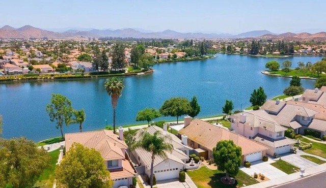 Lovely Lakehouse with Indoor Spa Tub Suite and Stunning Views