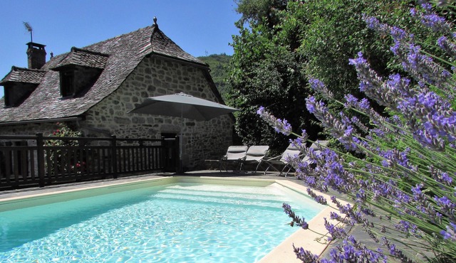 Lovely lakeside house with private pool
