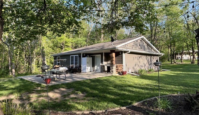 Lovely Lakeside Home: Perfect Retreat at Enriched Cabins & Resort on Lake Delhi